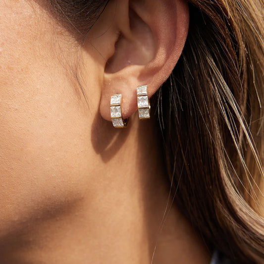 18K Vergulde Baguette CZ Huggie Oorbellen | Waterdichte Dubbele Rij Kanaalgezette Kristallen Oorbellen | Diamantstijl Chunky Creolen
