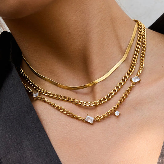 Luxe Gouden Gelaagde Kettingenset voor Dames – Minimalistische Halskettingen met Kristallen Accentjes