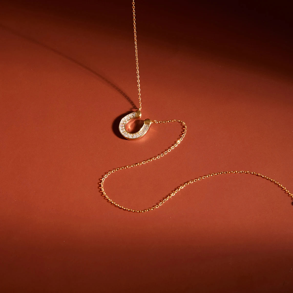 18K Verguld Gelukshoefijzer Baguette Zirkonia Ketting | Waterdichte Geluksbrenger Hanger Ketting | Diamantstijl Gouden Hoefijzer Ketting