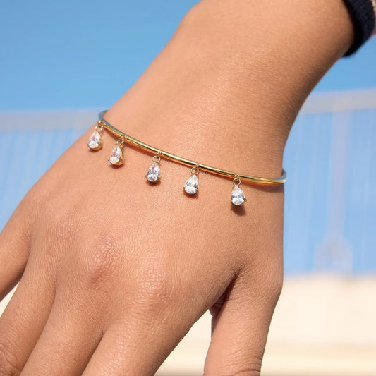 18K verguld open manchetarmband met peervormige CZ-druppelbedels | Waterdichte armband met vijf stenen druppelbedels | Diamantstijl bruidsmanchetarmband