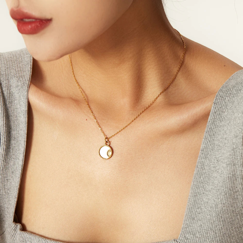 Gouden Parelmoer Zon Maan Ketting | Waterdichte Hemelse Sieraden