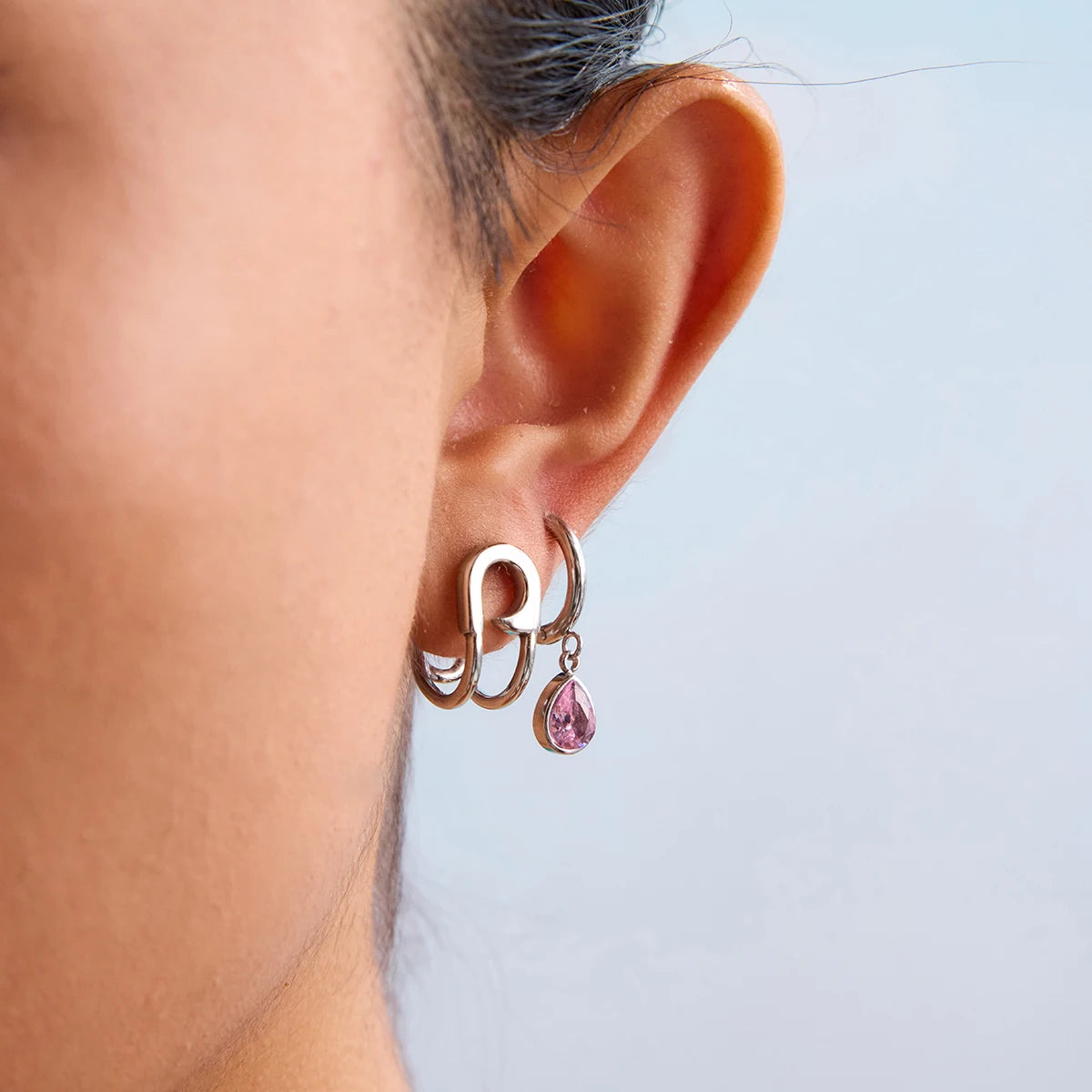Koop verzilverde roze druppelvormige huggie oorringen voor dames. Waterdichte, hypoallergene, vlekvrije roestvrijstalen sieraden voor dagelijks gebruik.