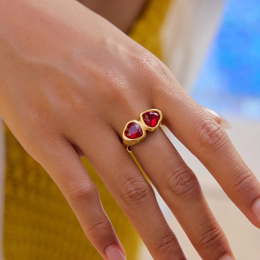 18K Vergulde Dubbele Rode Kristallen Hartjesring | Waterdichte Toi et Moi Statement Ring | Bezelgezette Hartjesring