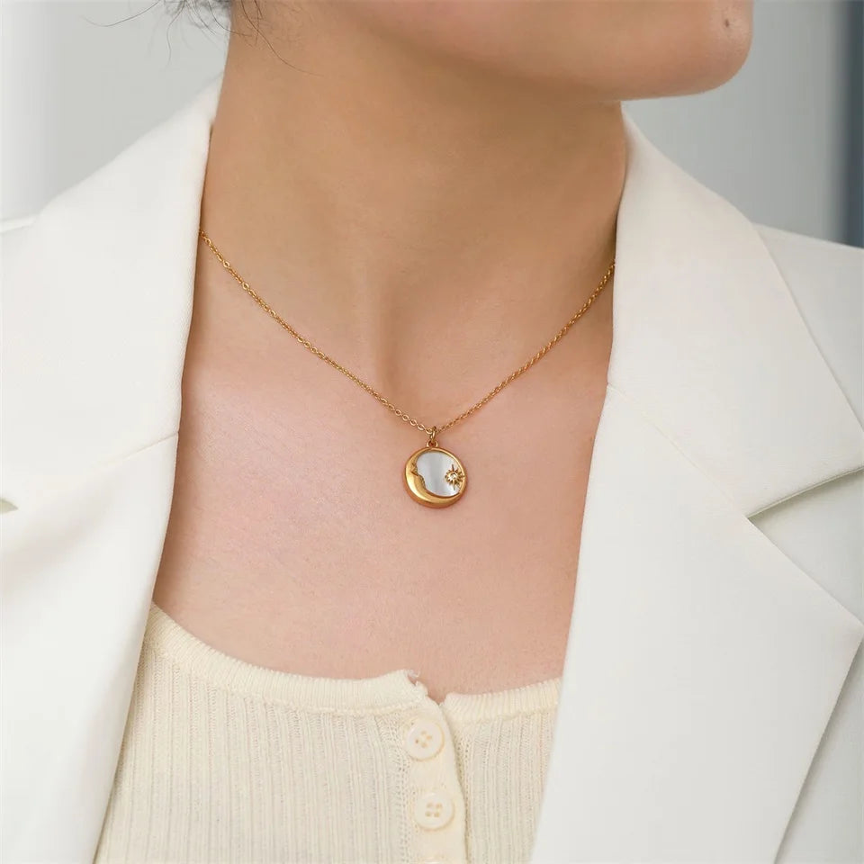 Gouden Parelmoer Zon Maan Ketting | Waterdichte Hemelse Sieraden