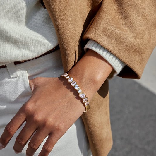 18K Vergulde Multi-Shape CZ Bangle Armband | Waterdichte Bangle met Gemengd Geslepen Kristal en Zetting | Statement Bangle in Diamantstijl