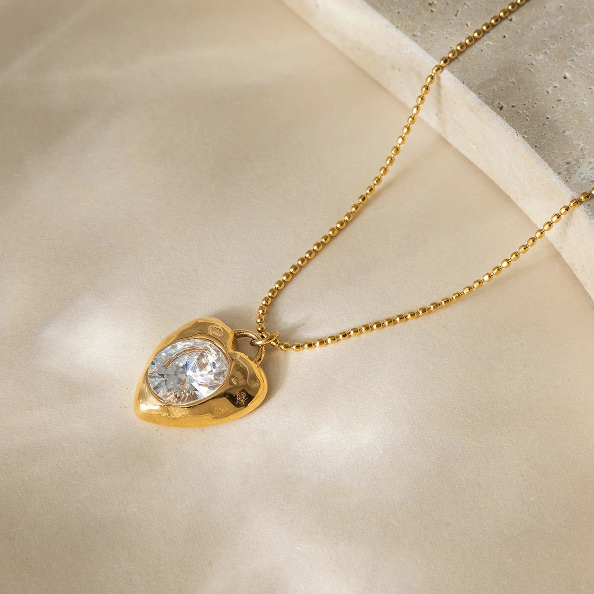 18K vergulde Puffy Heart CZ Hanger Ketting | Waterdichte Ovale Kristallen Hart bedel Ketting met balletjes | Subtiele Romantische Gouden Ketting