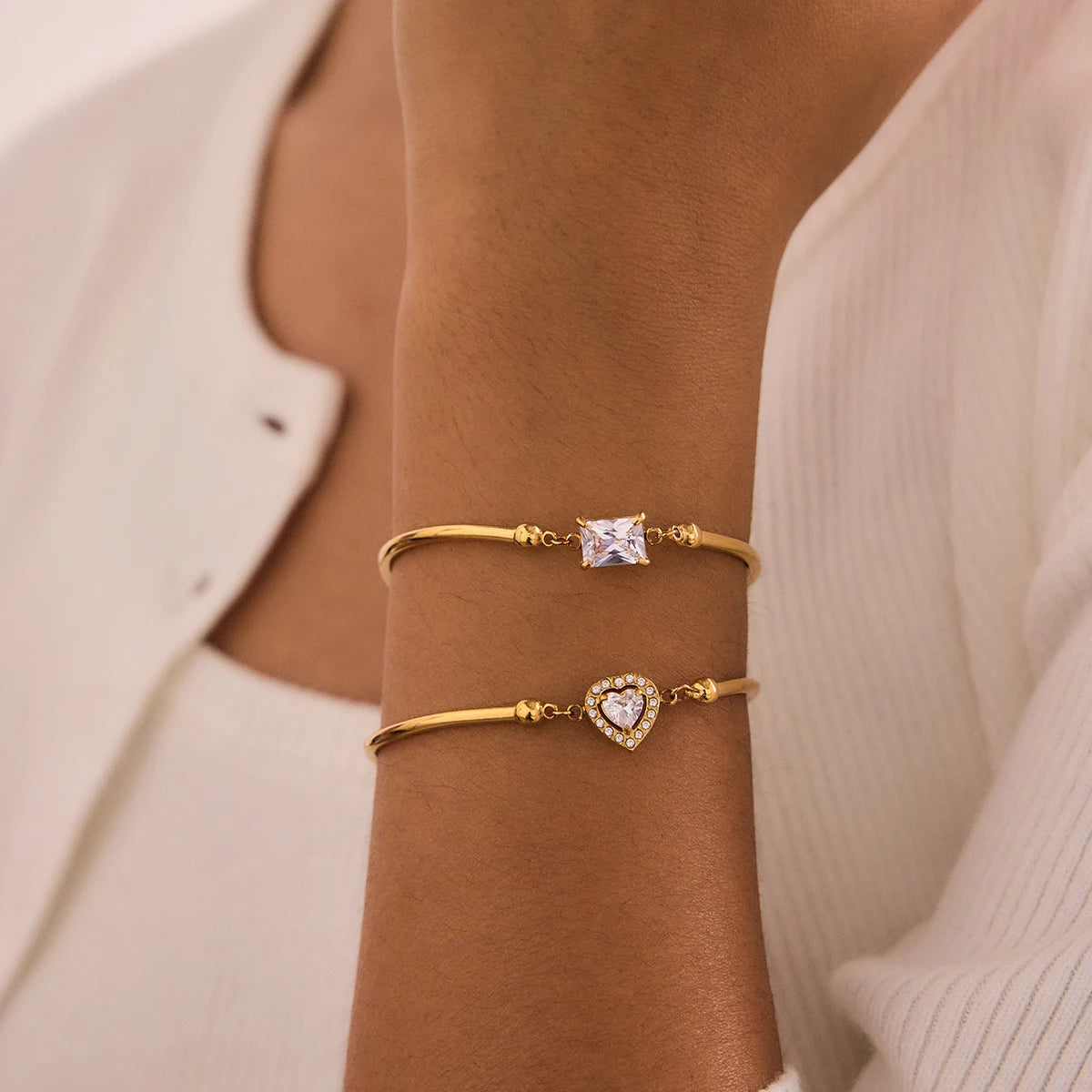 18K Verguld CZ Charm Armband Set van 2 | Waterdichte Bangle & Kettingarmband met Hart & Vierkant Kristal | Delicate Stapelarmbanden Set