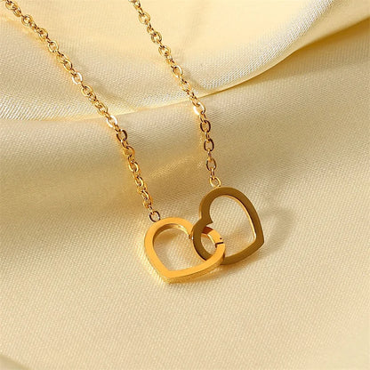 Gouden in elkaar grijpende hartketting | Delicate aanslagvrije liefdeshanger