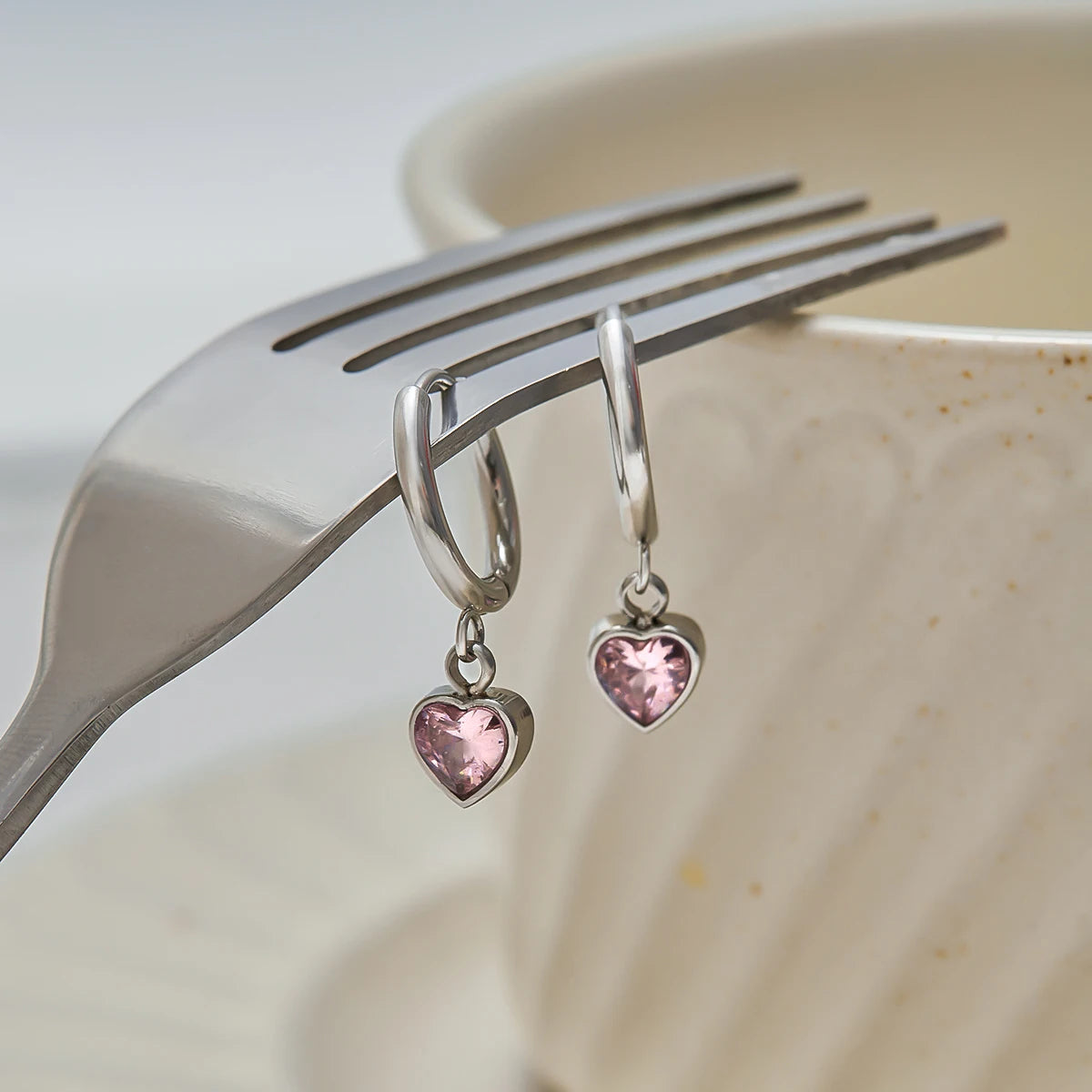 Koop verzilverde roze druppelvormige huggie oorringen voor dames. Waterdichte, hypoallergene, vlekvrije roestvrijstalen sieraden voor dagelijks gebruik.