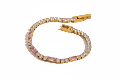 18K Vergulde Tennisarmband met Gekleurde Baguetsteentjes | Waterdichte Zirkonia Tennisarmband | Verkrijgbaar in Groen, Rood, Roze & Helder