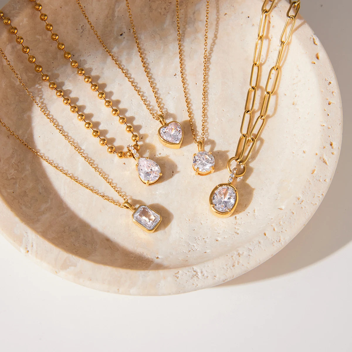 Klassieke gouden solitaire hanger ketting | Briljant geslepen diamant