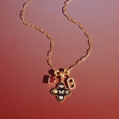 18K Vergulde Ketting met Meerdere Bedels en Paperclip Schakels | Waterdichte Zwart Emaille Bloemen- en Rood Hart Kristal Bedelketting | Opvallende Statement Ketting