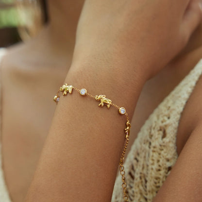 18K vergulde olifantenarmband met zirkonia kristallen | Waterdichte geluksbrenger olifantenarmband | Subtiele gouden dierenarmband met bedel