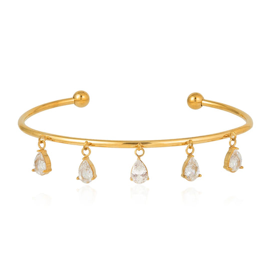 18K verguld open manchetarmband met peervormige CZ-druppelbedels | Waterdichte armband met vijf stenen druppelbedels | Diamantstijl bruidsmanchetarmband