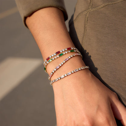 18K Vergulde Tennisarmband met Gekleurde Baguetsteentjes | Waterdichte Zirkonia Tennisarmband | Verkrijgbaar in Groen, Rood, Roze & Helder