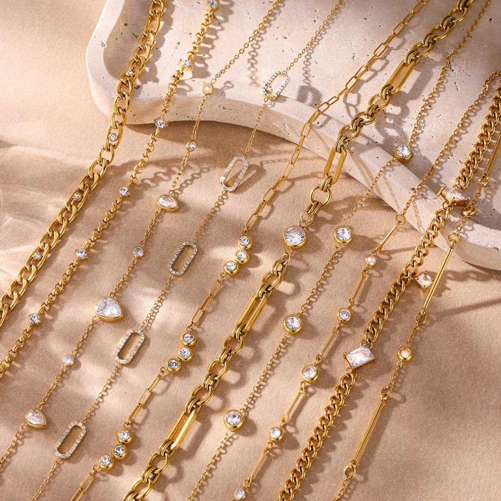 Luxe Gouden Gelaagde Kettingenset voor Dames – Minimalistische Halskettingen met Kristallen Accentjes