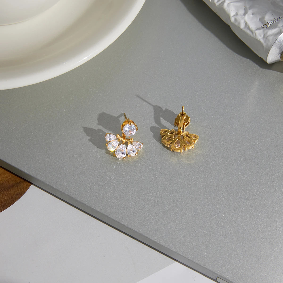 18K Vergulde CZ Ear Jacket Oorbellen | Waterdichte Ronde Stud met Peergeslepen Waaier Drop Jacket | Diamant Stijl Bruidsoorbellen