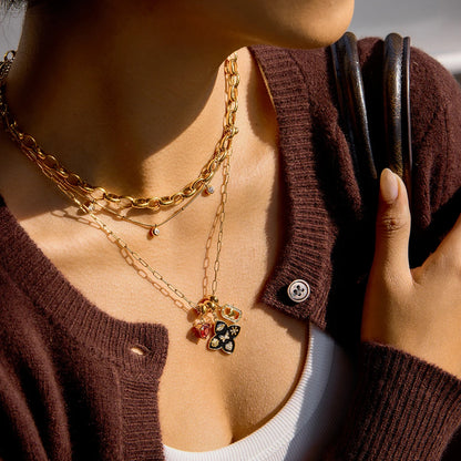18K Vergulde Ketting met Meerdere Bedels en Paperclip Schakels | Waterdichte Zwart Emaille Bloemen- en Rood Hart Kristal Bedelketting | Opvallende Statement Ketting