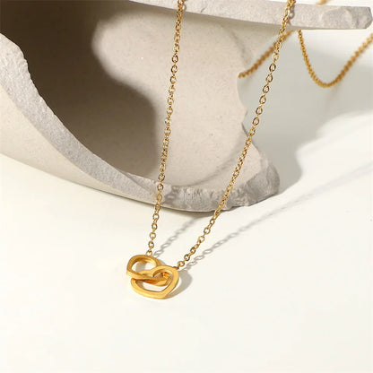 Gouden in elkaar grijpende hartketting | Delicate aanslagvrije liefdeshanger