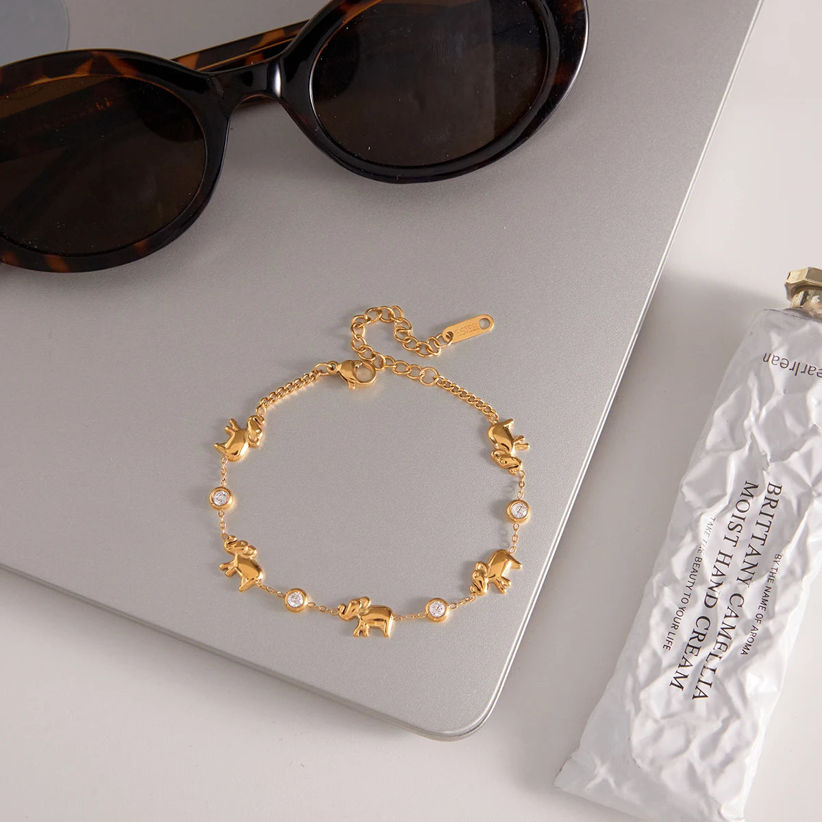 18K vergulde olifantenarmband met zirkonia kristallen | Waterdichte geluksbrenger olifantenarmband | Subtiele gouden dierenarmband met bedel