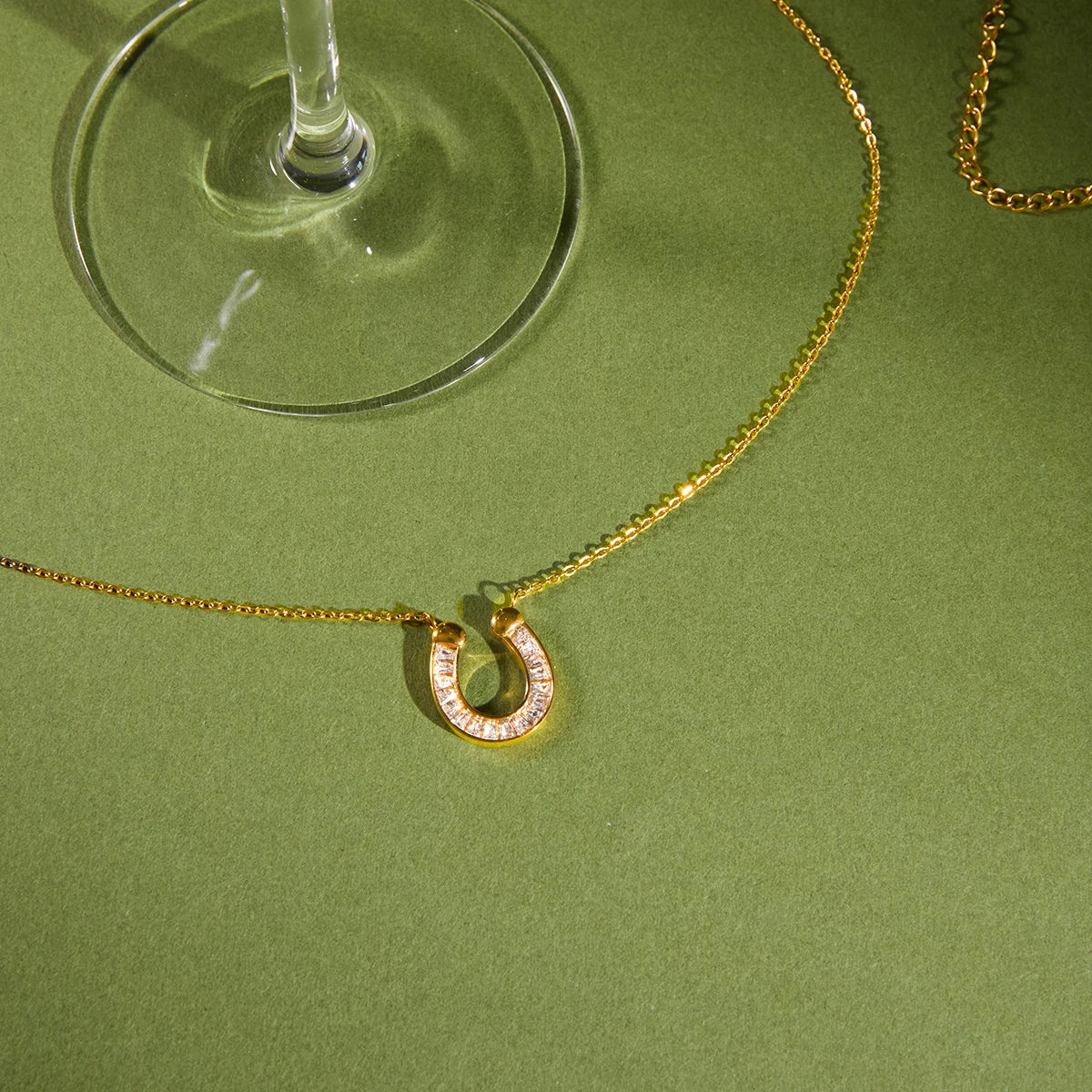 18K Verguld Gelukshoefijzer Baguette Zirkonia Ketting | Waterdichte Geluksbrenger Hanger Ketting | Diamantstijl Gouden Hoefijzer Ketting
