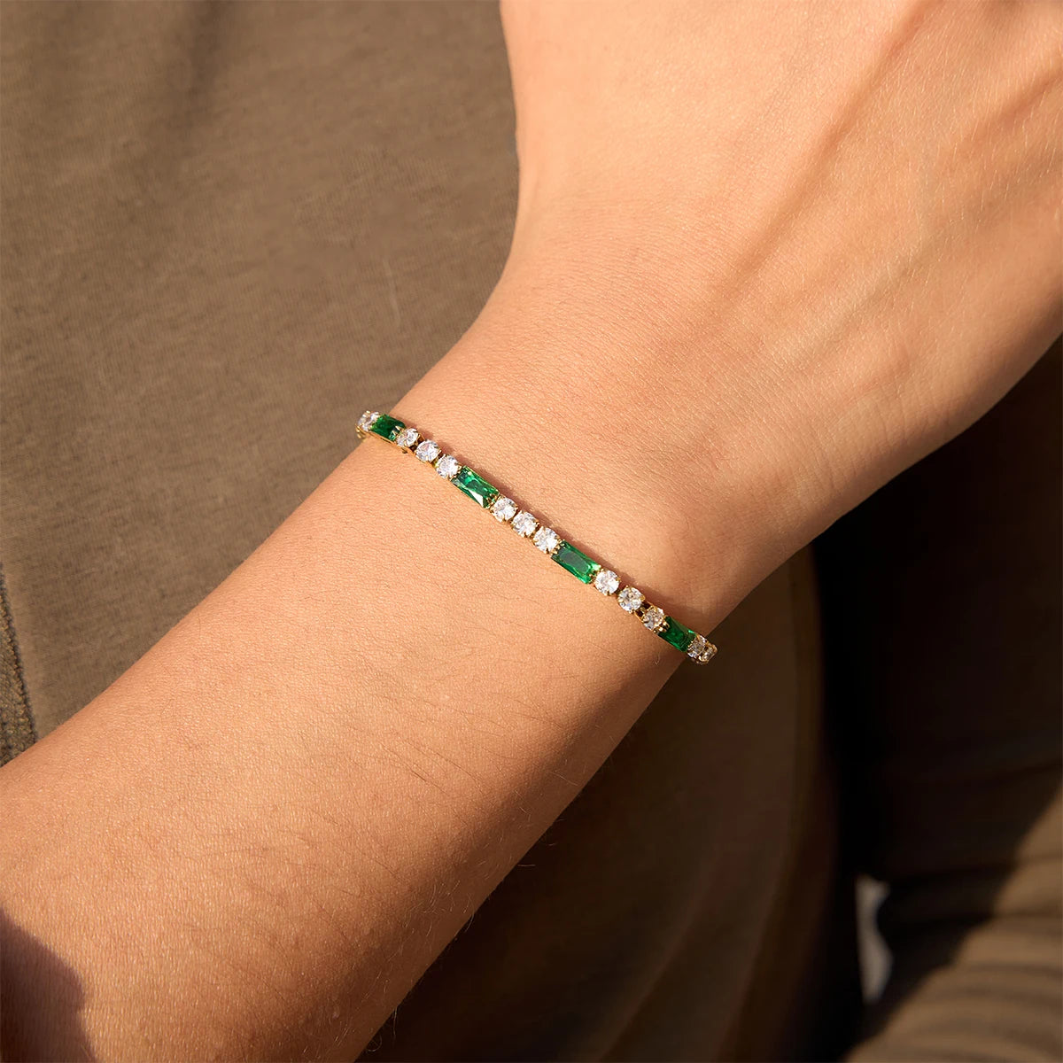 18K Vergulde Tennisarmband met Gekleurde Baguetsteentjes | Waterdichte Zirkonia Tennisarmband | Verkrijgbaar in Groen, Rood, Roze & Helder