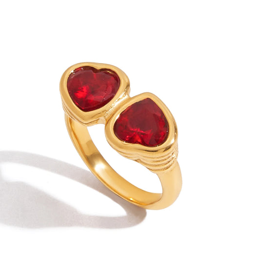 18K Vergulde Dubbele Rode Kristallen Hartjesring | Waterdichte Toi et Moi Statement Ring | Bezelgezette Hartjesring