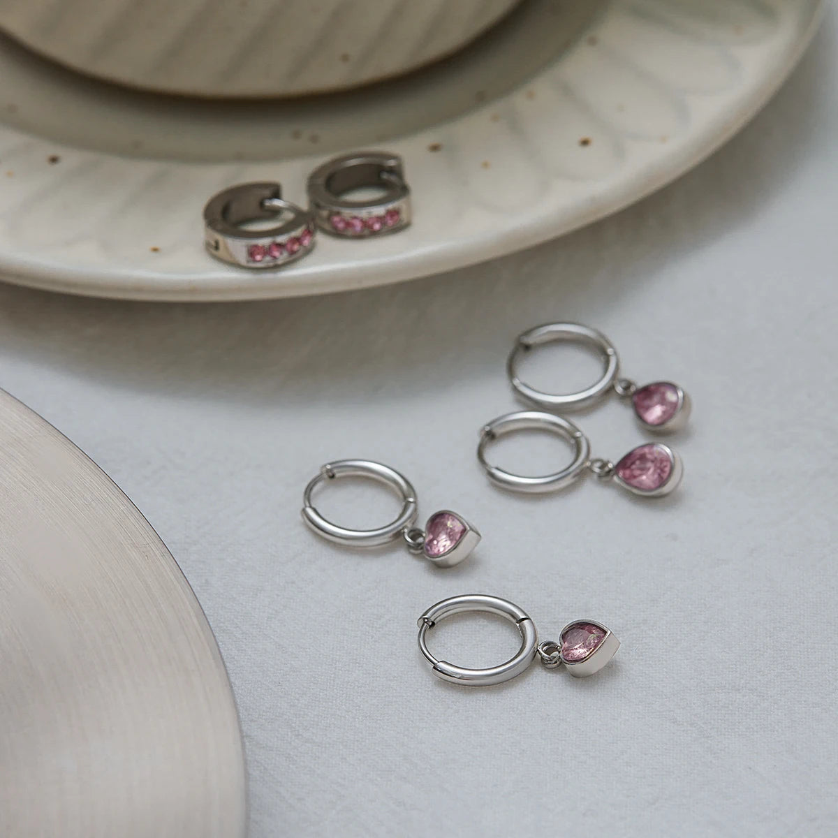 Koop verzilverde roze druppelvormige huggie oorringen voor dames. Waterdichte, hypoallergene, vlekvrije roestvrijstalen sieraden voor dagelijks gebruik.