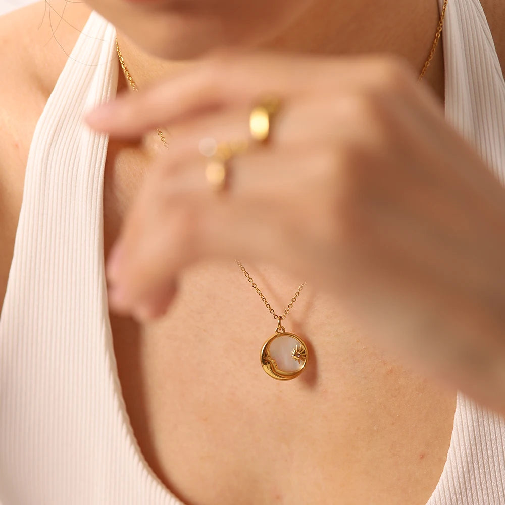Gouden Parelmoer Zon Maan Ketting | Waterdichte Hemelse Sieraden