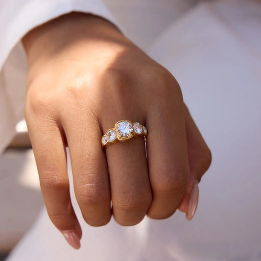18K Vergulde Vijf Steen CZ Bubble Ring | Waterdichte Diamant Stijl Bezel Cluster Ring | Luxe Statement Ring