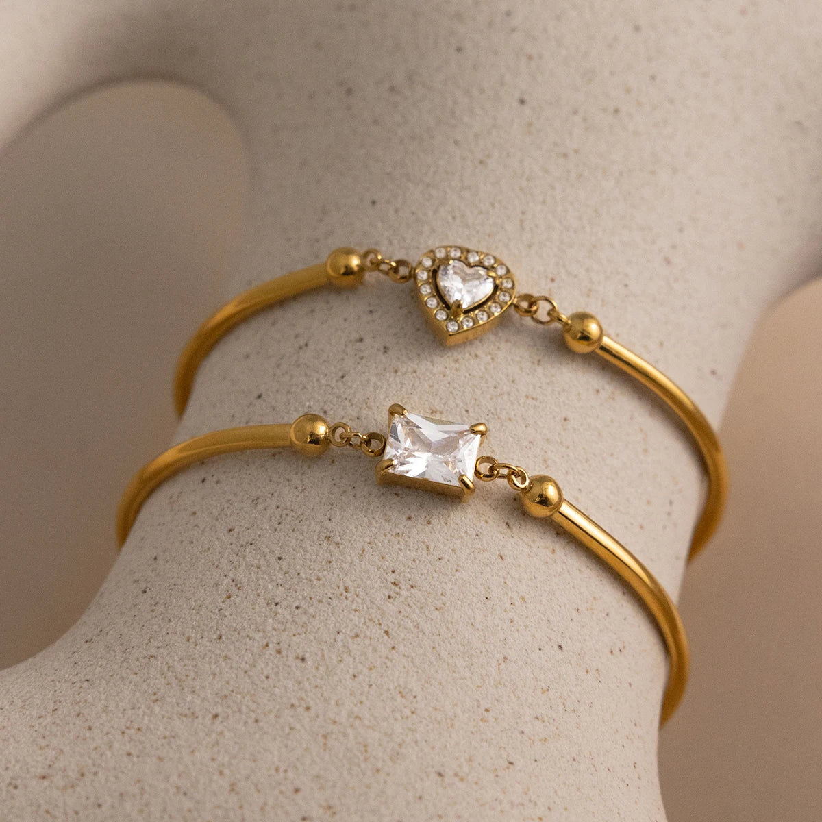 18K Verguld CZ Charm Armband Set van 2 | Waterdichte Bangle & Kettingarmband met Hart & Vierkant Kristal | Delicate Stapelarmbanden Set