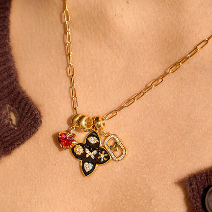 18K Vergulde Ketting met Meerdere Bedels en Paperclip Schakels | Waterdichte Zwart Emaille Bloemen- en Rood Hart Kristal Bedelketting | Opvallende Statement Ketting