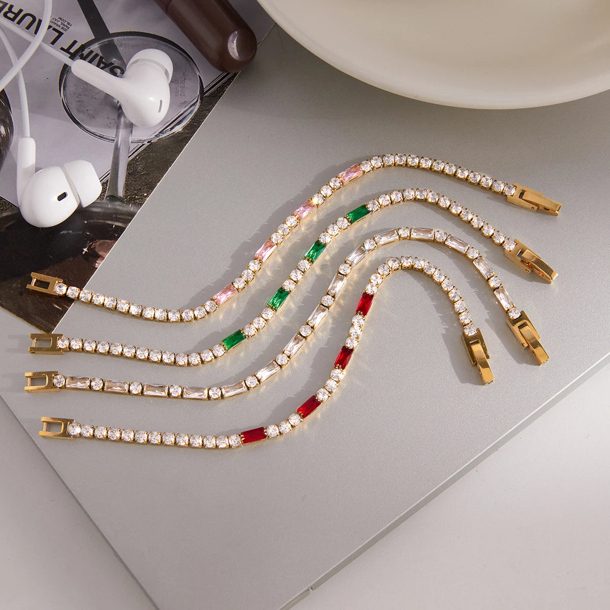 18K Vergulde Tennisarmband met Gekleurde Baguetsteentjes | Waterdichte Zirkonia Tennisarmband | Verkrijgbaar in Groen, Rood, Roze & Helder