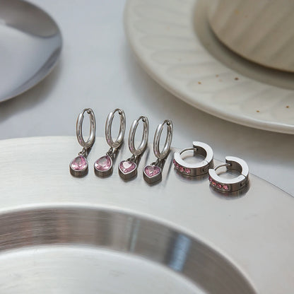 Koop verzilverde roze druppelvormige huggie oorringen voor dames. Waterdichte, hypoallergene, vlekvrije roestvrijstalen sieraden voor dagelijks gebruik.