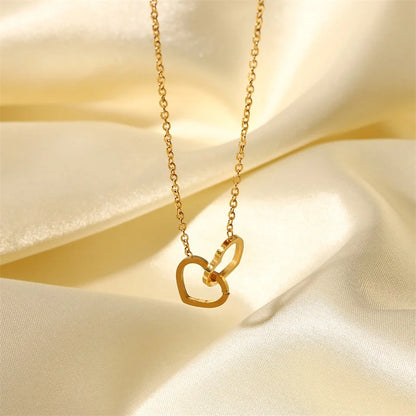 Gouden in elkaar grijpende hartketting | Delicate aanslagvrije liefdeshanger