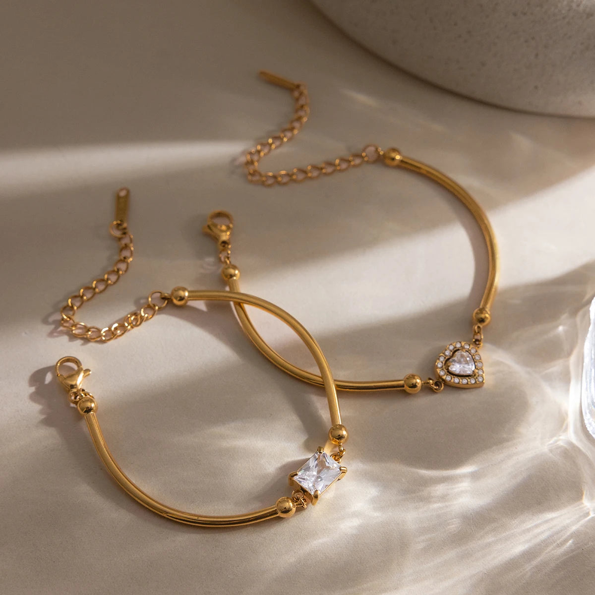 18K Verguld CZ Charm Armband Set van 2 | Waterdichte Bangle & Kettingarmband met Hart & Vierkant Kristal | Delicate Stapelarmbanden Set