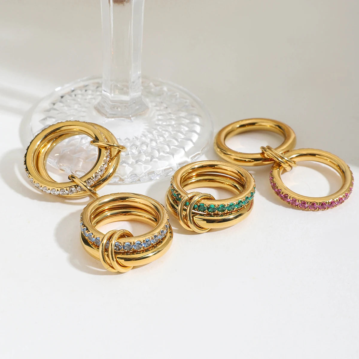 Luxe Meerlaagse Gouden Ring met Gekleurde Zirkoonstenen – Wit, Groen, Roze & Blauw | Verstelbare Stapelbare Modering