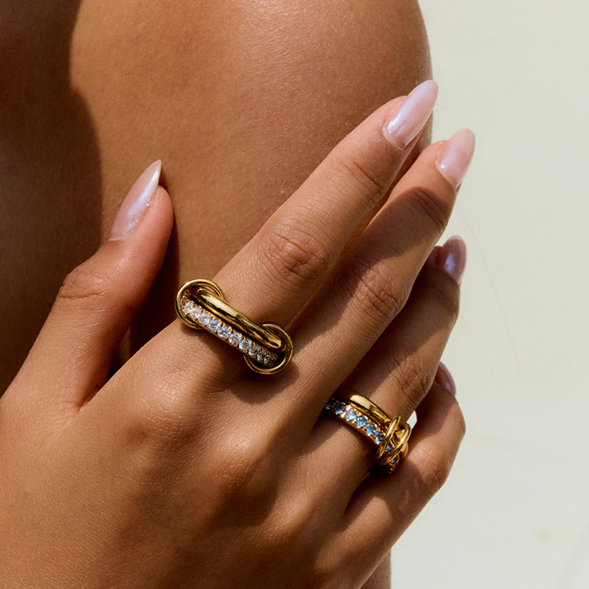 Luxe Meerlaagse Gouden Ring met Gekleurde Zirkoonstenen – Wit, Groen, Roze & Blauw | Verstelbare Stapelbare Modering