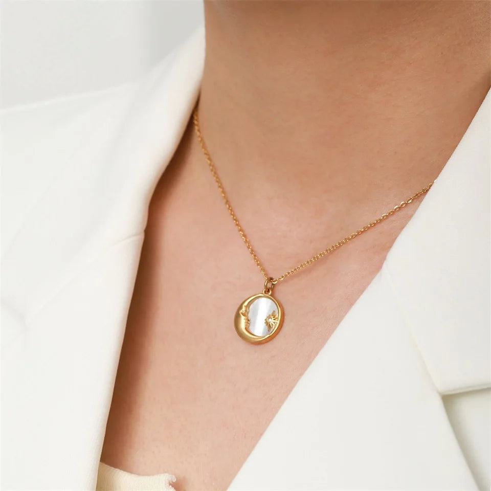 Gouden Parelmoer Zon Maan Ketting | Waterdichte Hemelse Sieraden