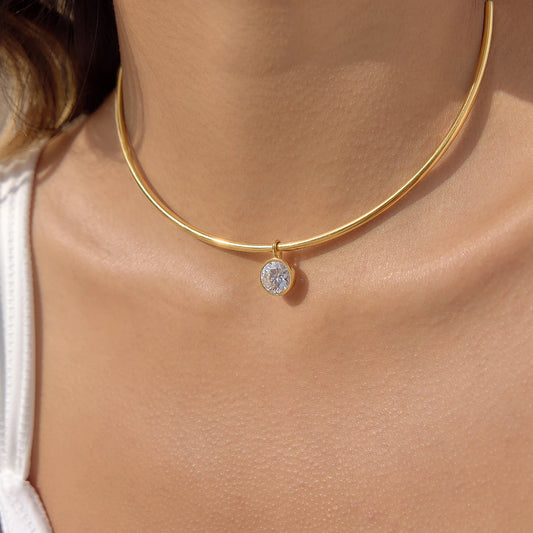 18K vergulde stijve choker ketting met zirkonia hanger | Waterdichte minimalistische gouden buisvormige halsketting | Verkrijgbaar in rond, ovaal, marquise & peervormig geslepen