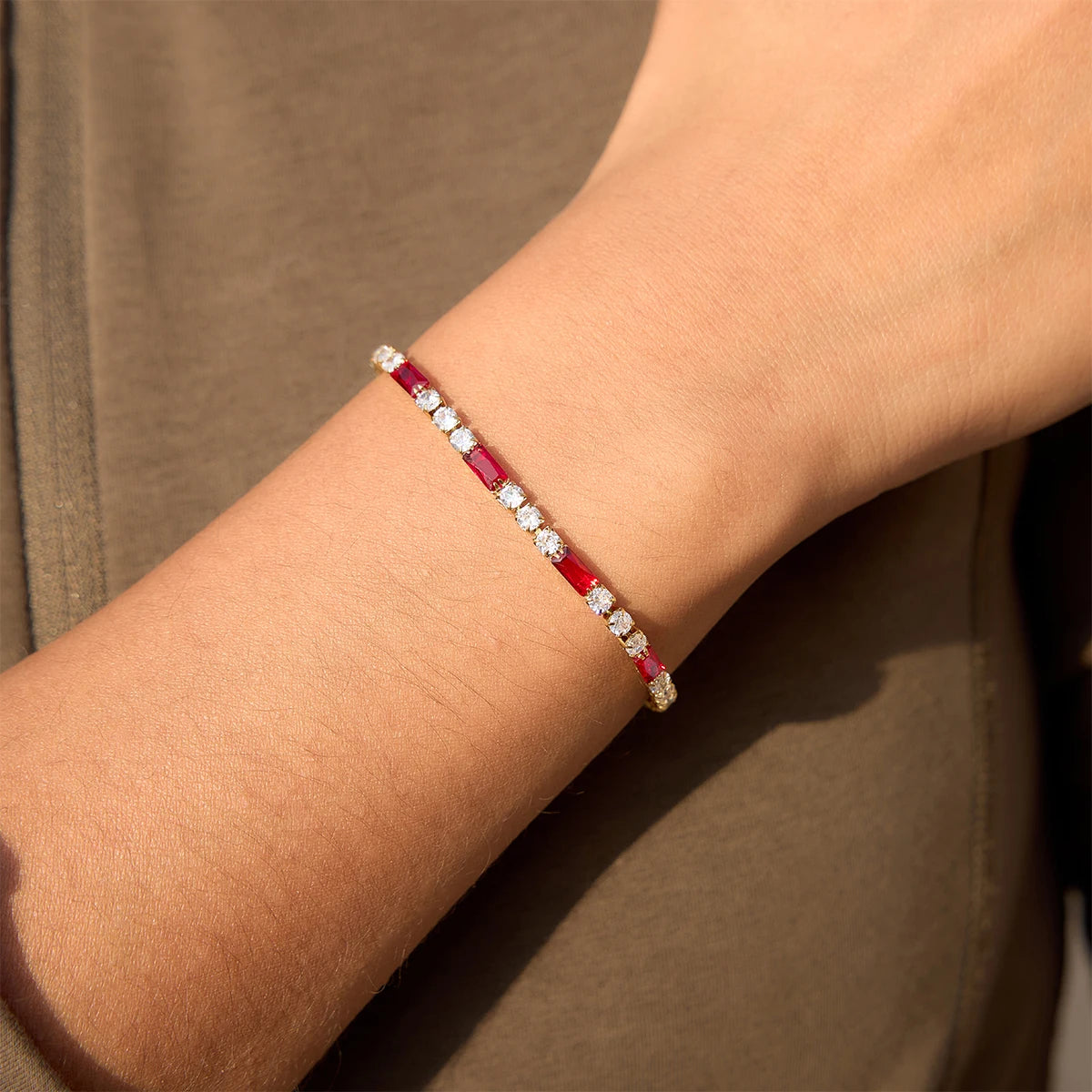 18K Vergulde Tennisarmband met Gekleurde Baguetsteentjes | Waterdichte Zirkonia Tennisarmband | Verkrijgbaar in Groen, Rood, Roze & Helder