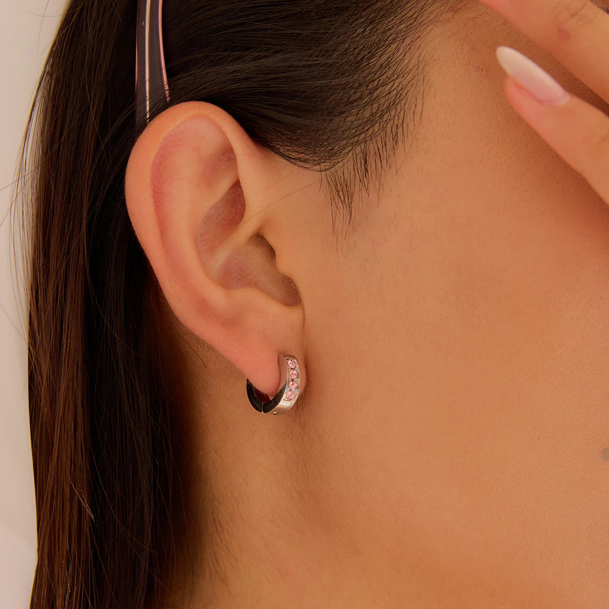 Koop verzilverde roze druppelvormige huggie oorringen voor dames. Waterdichte, hypoallergene, vlekvrije roestvrijstalen sieraden voor dagelijks gebruik.