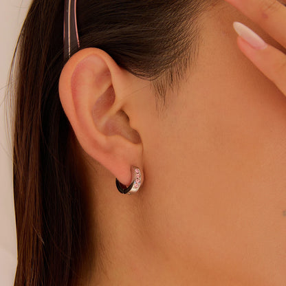 Koop verzilverde roze druppelvormige huggie oorringen voor dames. Waterdichte, hypoallergene, vlekvrije roestvrijstalen sieraden voor dagelijks gebruik.
