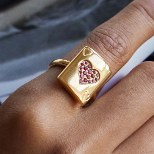 18K Vergulde Rode Kristallen Hart Ring | Waterdichte Statement Ring | Speelkaart Schoppen Aas Ring