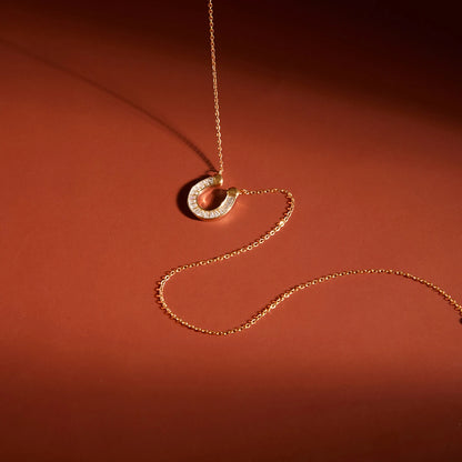 18K Verguld Gelukshoefijzer Baguette Zirkonia Ketting | Waterdichte Geluksbrenger Hanger Ketting | Diamantstijl Gouden Hoefijzer Ketting