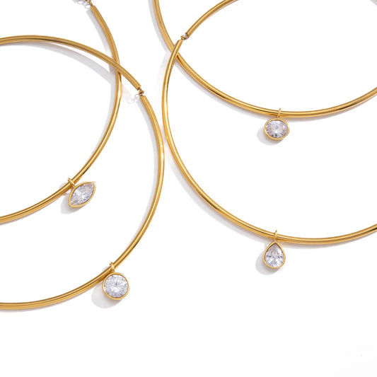 18K vergulde stijve choker ketting met zirkonia hanger | Waterdichte minimalistische gouden buisvormige halsketting | Verkrijgbaar in rond, ovaal, marquise & peervormig geslepen