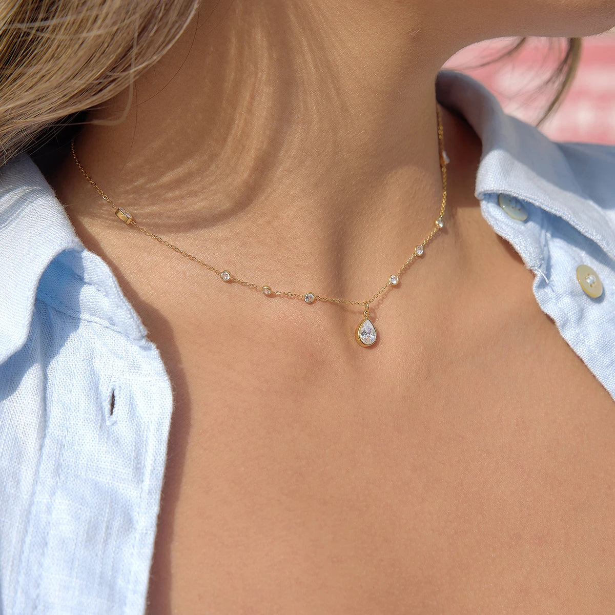 18K vergulde Multi-Station Zirkonia Ketting met Druppelvormige Hanger | Waterdichte Diamonds by the Yard Stijl Ketting | Fijne Gouden Kristallen Ketting