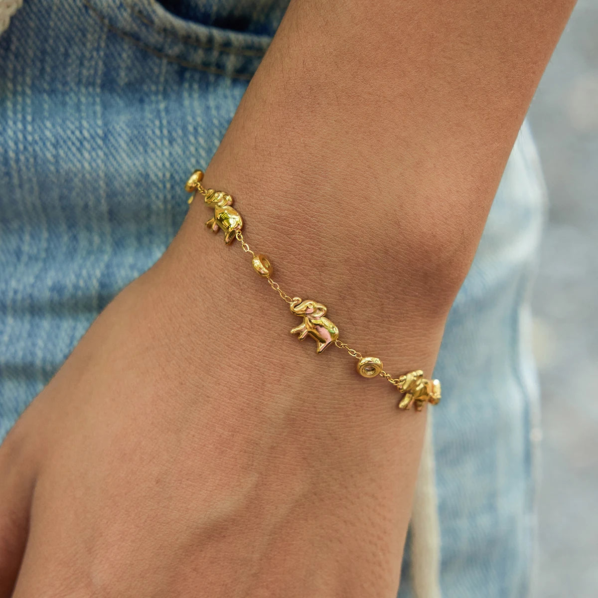 18K vergulde olifantenarmband met zirkonia kristallen | Waterdichte geluksbrenger olifantenarmband | Subtiele gouden dierenarmband met bedel