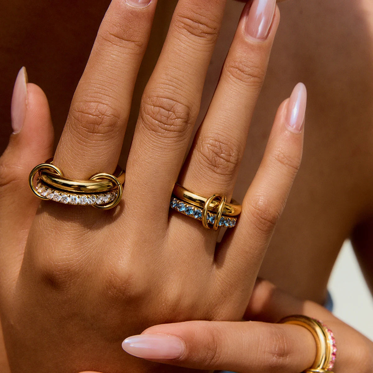 Luxe Meerlaagse Gouden Ring met Gekleurde Zirkoonstenen – Wit, Groen, Roze & Blauw | Verstelbare Stapelbare Modering