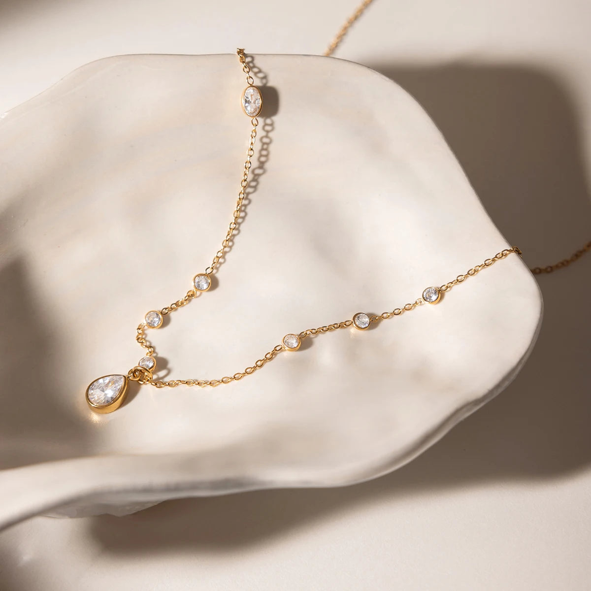 18K vergulde Multi-Station Zirkonia Ketting met Druppelvormige Hanger | Waterdichte Diamonds by the Yard Stijl Ketting | Fijne Gouden Kristallen Ketting